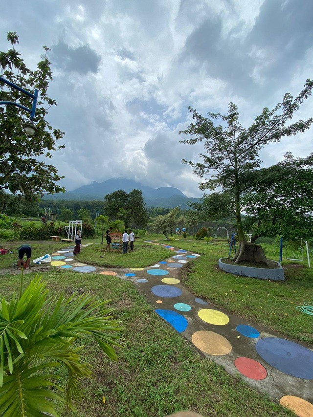 Kegiatan mengecat tempat bermain dan jalan Taman, guna mempercantik dan memberi warna bagi Taman tersebut