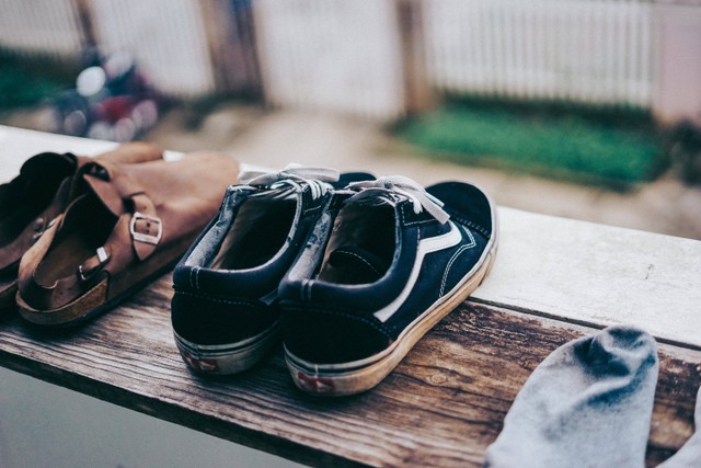 Ilustrasi sepatu basah yang dikeringkan. Foto: Pexels.com