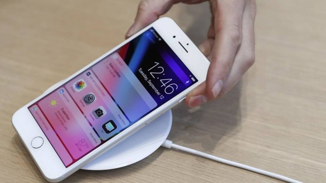 Ilustrasi pengguna wireless charger. Foto: REUTERS.com/Stephen Lam