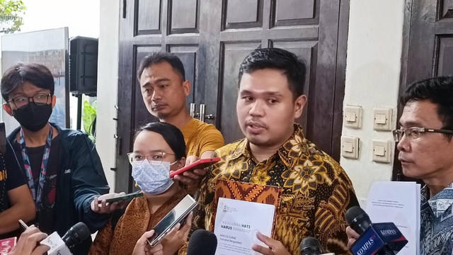 Erasmus Napitupulu perwakilan ICJR-PILNET-ELSAM mengirimkan amicus curiae ke Majelis Hakim pada PN Jakarta Selatan, rekomendasikan Eliezer dihukum ringan, Senin (30/1/2023). Foto: Hedi/Kumparan