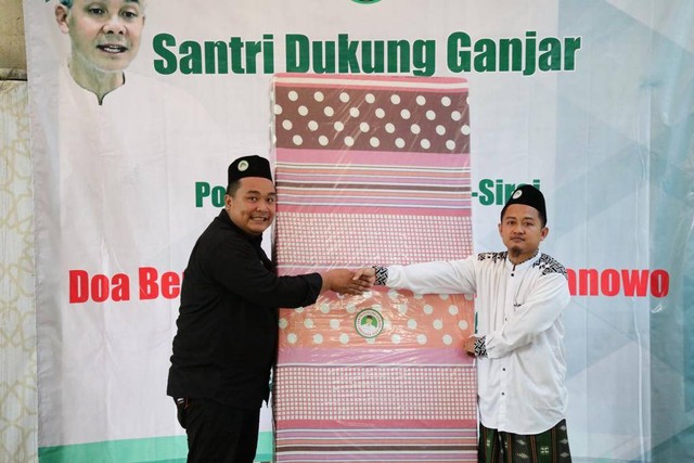 Relawan Santri Dukung Ganjar (SDG) Jawa Tengah dalam memberikan bantuan untuk Pondok Pesantren As-Siraj di Kebumen, Minggu (29/1/2023). Foto: Dok. Istimewa