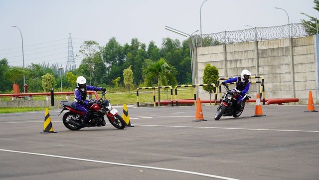 Instruktur Safety Riding Astra Honda Motor berlatih di AHM Safety Riding Park, Deltamas, Cikarang, Jawa Barat. Foto: Dok. AHM