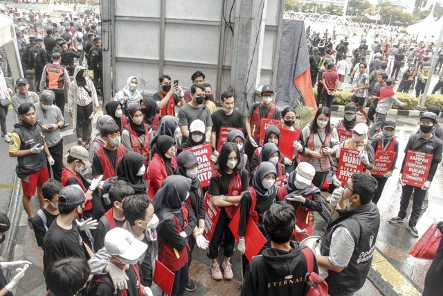 Pasukan Semut, Pelajar SMP Labschool Jakarta, Indorelawan tampak bersama kru Enviplast dalam sesi briefingCFD Bundaran HI, Jakarta (29/01/2023) / Dokumentasi Pribadi