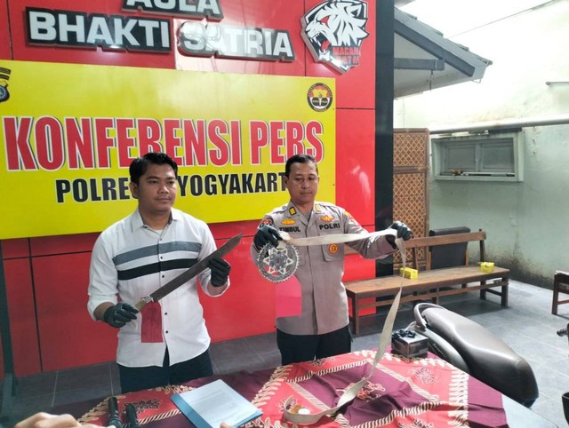 Polisi menunjukkan senjata tajam yang dibawa kedua remaja di Jogja. Foto: Tugu Jogja