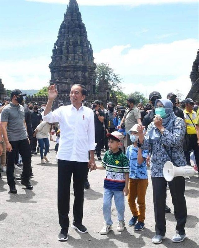 Presiden Jokowi saat mengunjungi Candi Prambanan beberapa waktu lalu. Foto: Dok. Dinas Pariwisata DIY.