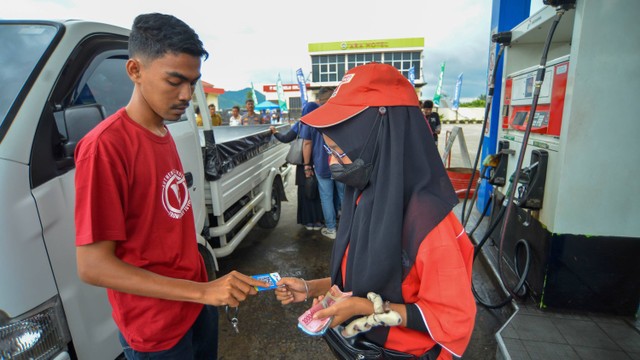 Pengendara menunjukkan kartu kode QR saat membeli BBM bersubsidi di SPBU Kota Payakumbuh, Sumatera Barat, Senin (30/1/2023).  Foto: Iggoy el Fitra/ANTARA FOTO