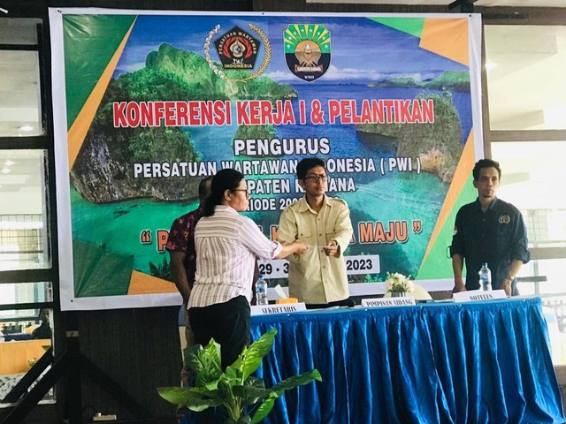 Ketua PWI Kaimana terpilih, Klara Isabela Wisang (kiri) saat menyerahkan kepengurusan PWI Kaimana ke Ketua PWI Papua Barat, Bustam ST (kanan).
