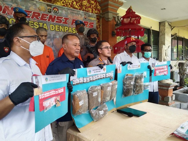 Kapolresta Denpasar menunjukkan barang-bukti kasus narkoba - IST