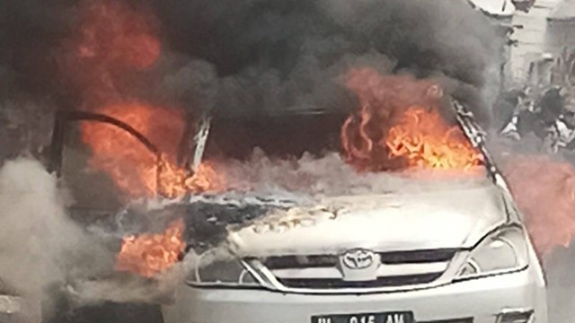 Mobil Kijang Innova yang membawa lima jeriken BBM terbakar di kawasan Simpang Peut, Kecamatan Kuala, Kabupaten Nagan Raya, Aceh, Senin (30/1/2023). Foto: Siti Aisyah/acehkini