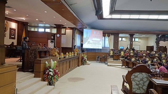 Gubernur Bali Wayan Koster dalam rapat paripurna ke-3 Masa Persidangan I Tahun 2023 di Ruang Sidang Utama DPRD Bali, Senin (30/1) Foto: Denita BR Matondang/kumparan