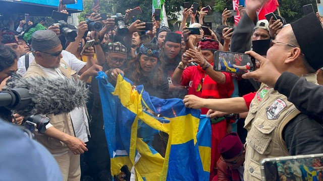 Aksi pembakaran bendera Swedia di depan kantor Kedutaan Besar Swedia. Foto: Haya Syahira/kumparan