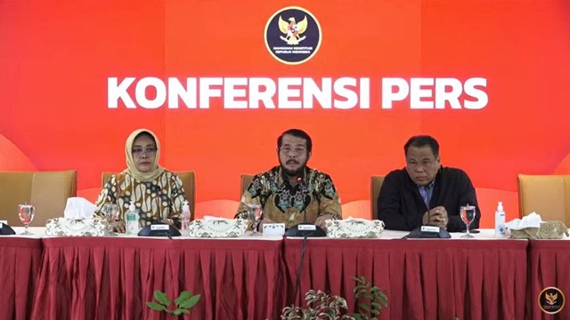 Ketua MK Anwar Usman (tengah), Hakim MK Arief Hidayat (kiri) dan Hakim MK Enny Nurbaningsih (kanan) saat konferensi pers terkait isu terkini, Senin (30/1/2023). Foto: Youtube/@Mahkamah Konstitusi RI