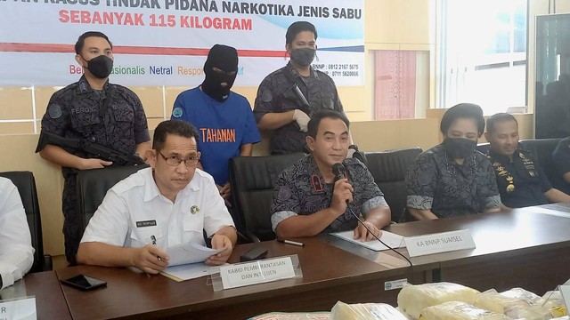 BNNP Sumsel saat rilis penangkapan bandar narkoba di Palembang. (ist)