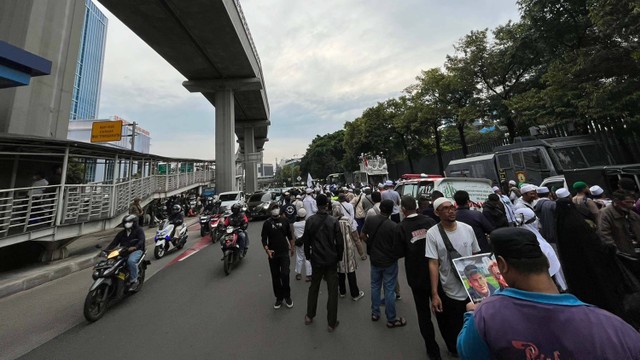Massa aksi 301 berunjuk rasa di depan Kedubes Belanda, Kuningan, Jakarta Selatan (30/1/2023). Foto: Haya Syahira/kumparan