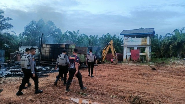 Kantor PT AKG Bahuga, Way Kanan, Lampung yang dibakar massa. Foto: Ist
