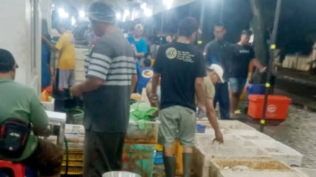 Kegiatan jual beli di Pasar Ikan Higienis Balekambang, Solo. FOTO: Agung Santoso