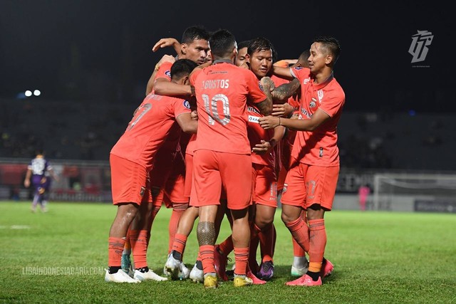 Borneo FC melawan Persik Kediri dalam laga lanjutan Liga 1 2022/23 di Stadion Segiri, Samarinda, pada Senin (30/1/2023). Foto: Situs web resmi Liga Indonesia Baru