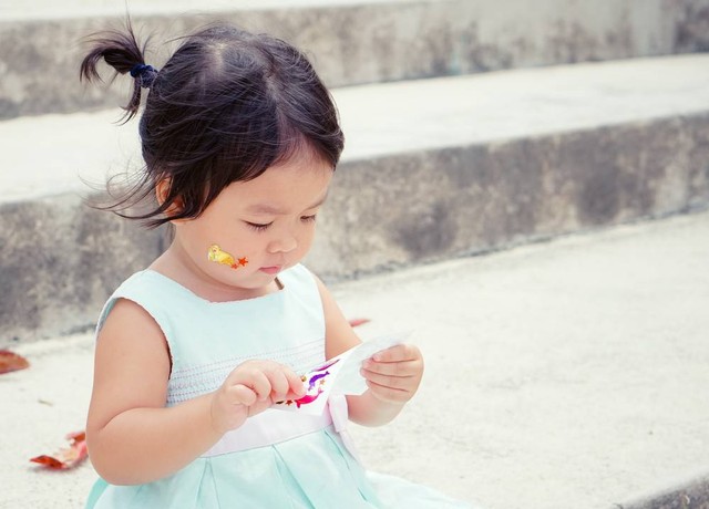 Ilustrasi anak main stiker. Foto: Shutter Stock