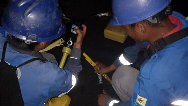 Petugas PLN saat memperbaiki jaringan listrik yang terdampak bencana banjir Manado, Jumat (27/1) lalu.