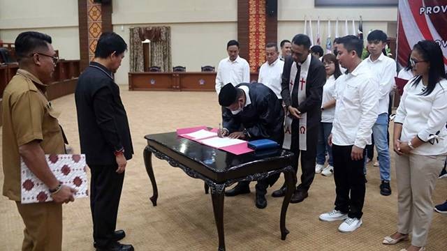 Ketua DPRD Sulawesi Utara, Andi Silangen saat melantik kepengurusan Forum Wartawan DPRD (FORWARD) Sulut.