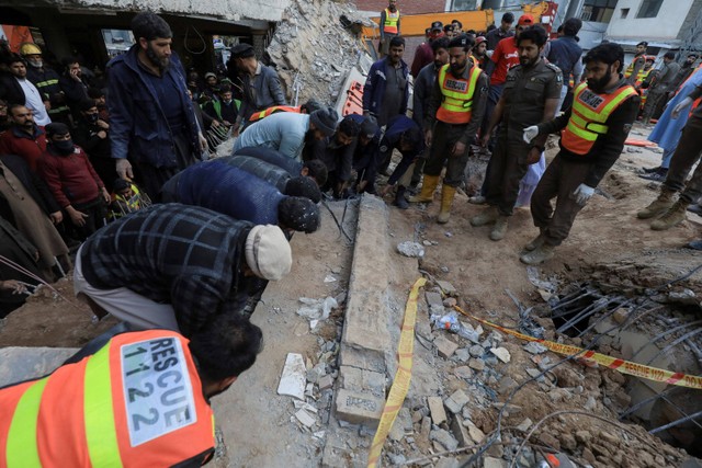 Petugas penyelamat mencari korban ledakan di sebuah masjid di Peshawar, Pakistan, Senin (30/1/2023).  Foto: Fayaz Aziz/REUTERS