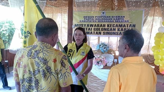 Ketua DPD II Partai Golkar Minsel, dr. Michaela Elsiana Paruntu MARS menyerahkan Pattaka Golkar ke Adrian Sumuweng