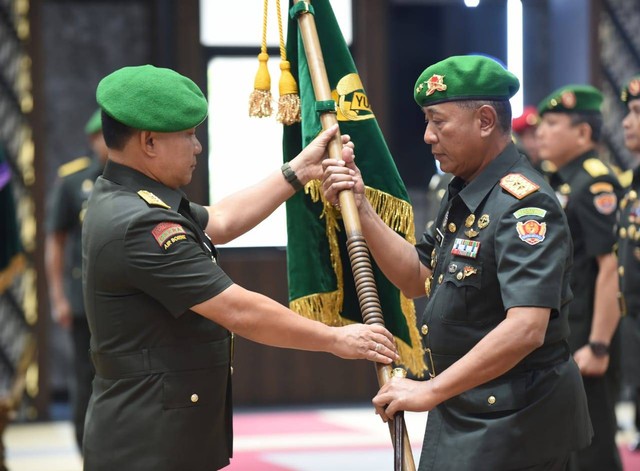 Serah terima jabatan di lingkungan TNI Angkatan Darat. Foto: TNI AD