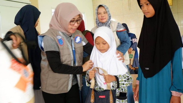 Agrianita IPB Bagikan 150 Tas dan Bingkisan untuk Anak Penyintas Gempa Cianjur