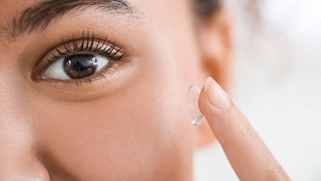 Ilustrasi cara memakai softlens agar mata tidak merah. Foto: Shutterstock.com