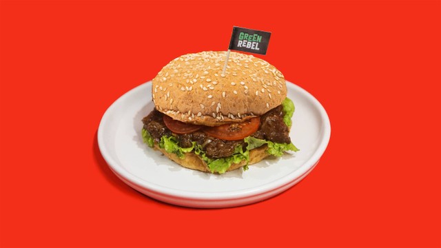 Burgreens Prosperity Burger with Green Rebel Beefless Steak. Foto: Dok. Green Rebel Indonesia