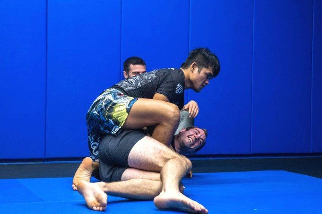 Petarung Jeka Saragih (kiri) saat berlatih jelang laga Final Road to UFC di Amerika Serikat. Foto:  ANTARA/HO-Mola 
