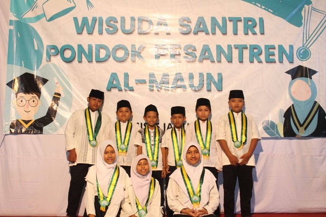 Wisudawan/ Wisudawati Ponpes Al-Maun. Sumber: Dokumen Pribadi