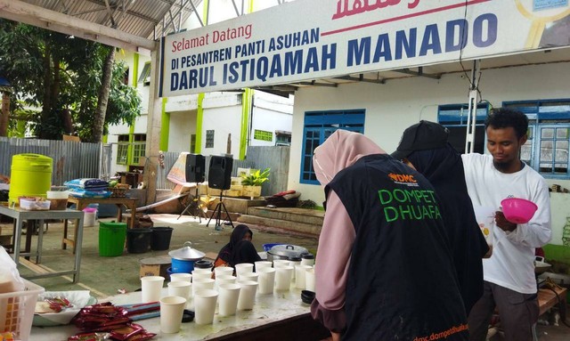 Disaster Management Center (DMC) dan Dompet Dhuafa Sulawesi Utara masih terus memberikan bantuan penanganan banjir dan longsor yang melanda Kota Manado, Sulawesi Utara (30/01/2023).