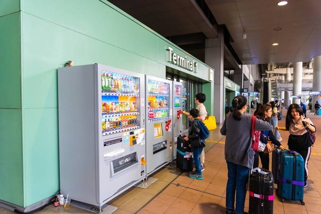 Ilustrasi vending machine di bandara. Foto: BLUR LIFE 1975/Shutterstock