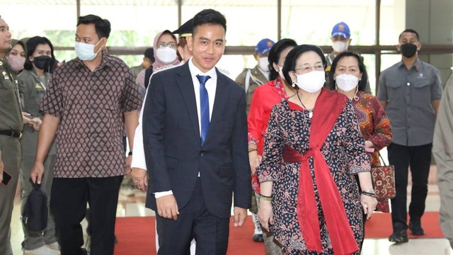 Gibran Rakabuming Raka dampingi Megawati Soekarnoputri. Foto: Humas Pemkot Solo