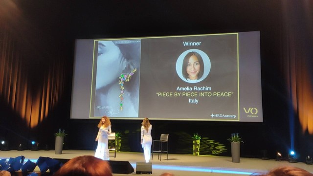Desainer perhiasan, Amelia Rachim, menjadi pemenang pertama kategori gemstone dalam gelaran HRD Antwerp Design Award ke-18 di Vicenza, Italia. Foto: Dokumentasi KBRI Roma - ITPC Milan