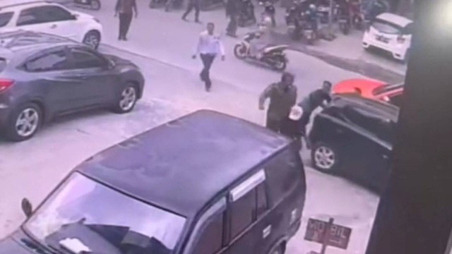 Tangkapan layar video rekaman CCTV yang memperlihatkan pemukulan seorang juru parkir di depan outlet MR. DIY Sengkang, Kabupaten Wajo, Sulsel. Foto: Istimewa 
