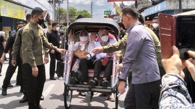 Iriana Jokowi saat naik becak ke Sentra Bakpia Pathuk Yogyakarta, Selasa (31/1/2023). Foto: Maria Wulan/Tugu Jogja