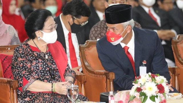 Megawati Soekarnoputri berbincang dengan Gubernur Jawa Tengah Ganjar Pranowo saat menghadiri pelantikan Wali Kota Semarang di Gedung Gradhika Bakti Praja, Senin (30/1/2023). Foto: Humas Pemprov Jateng