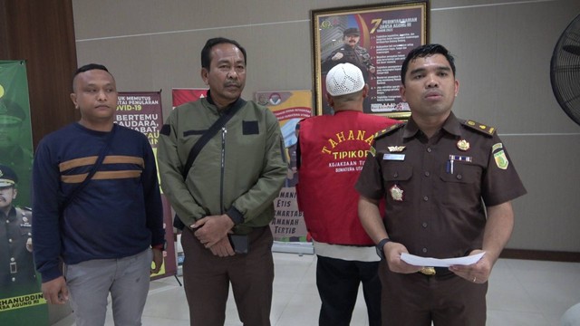 Kejati Sumut saat memaparkan penangkapan buronan kasus korupsi pembetonan jalan di Kota Sibolga. Foto: Dok. Kejati Sumut