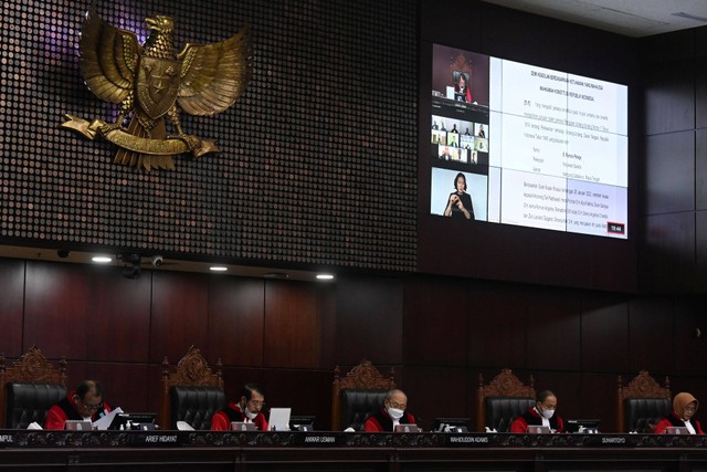 Ketua Majelis Hakim Mahkamah Konstitusi (MK) Anwar Usman (kedua kiri) memimpin jalannya sidang pengujian materiil UU Nomor 1 Tahun 1974 tentang Perkawinan dengan agenda pembacaan amar putusan di Gedung Mahkamah Konstitusi, Selasa (31/1/2023). Foto: Indrianto Eko Suwarso/Antara Foto