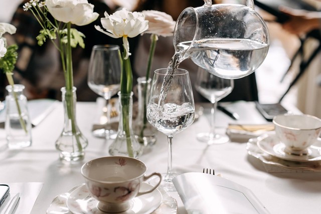 Ilustrasi air minum di restoran. Foto: Natalia Bostan/Shutterstock