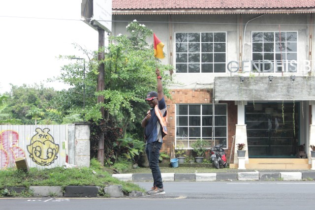 jaAktivitas Bapak Anung Sebagai Pak Ogah. Foto: Dok. Pribadi