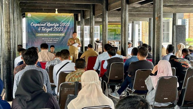 Konferensi pers terkait capaian dan kinerja Dinas Kebudayaan dan Pariwisata Aceh tahun 2022 dan target 2023 di Museum Aceh. Foto: Abdul Hadi/acehkini