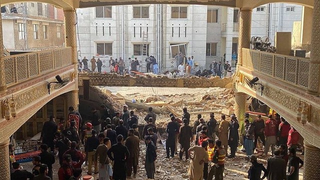 Masjid berada di kawasan markas polisi di Peshawar.