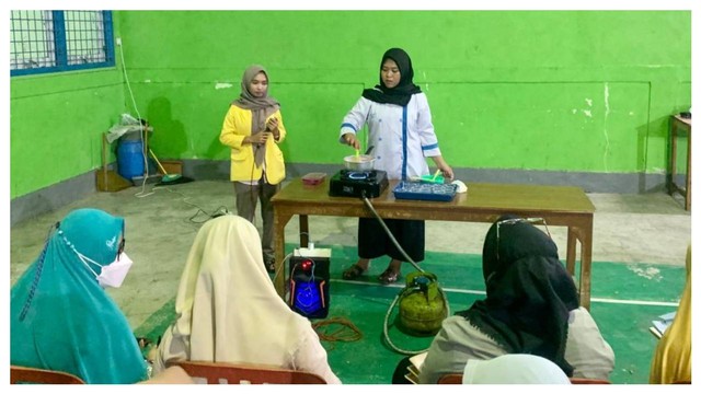 Demontrasi Puding Soya Buah Naga oleh Tim Pengabdian Bidang Kuliner kepada Kader-Kader Posyandu Bergas Lor