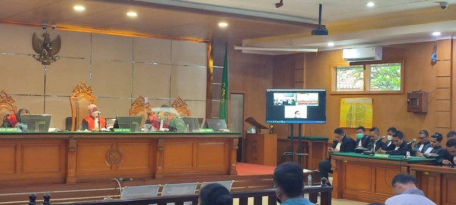 Suasana sidang putusan kasus robot trading ilegal DNA Pro di PN Bandung pada Selasa (31/1). Foto: Rachmadi Rasyad/kumparan