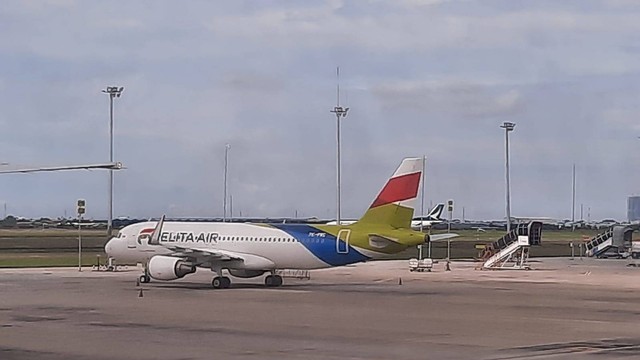 Pesawat maskapai Pelita Air Service di Bandara Soekarno Hatta. Foto: Wendiyanto/kumparan