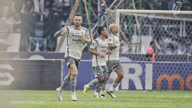 Selebrasi pemain Persib bandung, Marc Klok (kiri), saat melawan PSIS Semarang di Stadion Jatidiri Semarang. Foto: Liga Indonesia Baru