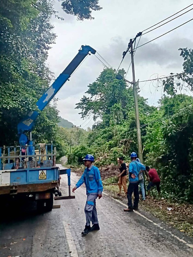 Petugas PLN memperbaiki tiang listrik yang rusak akibat terdampak longsor dan pohon tumbang di kawasan Cot Murong, Kota Sabang, Aceh. 